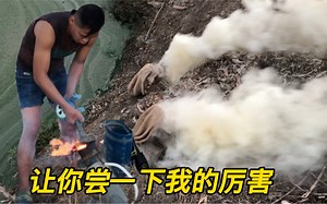 小何这套熏鼠器果然厉害，插进鼠洞就浓烟滚滚，老鼠被呛得乖乖的跑进袋子里