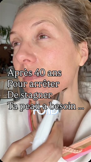Ꭻµℓเα Ꮇαɾเέ💄Maquilleuse Pro on Instagram: "Après 40 ans, si tu n’agis qu’avec une crème, ta peau stagne. Pas parce que les crèmes sont mauvaises — mais parce que la peau a besoin de stimulation, exactement comme le corps a besoin de sport. 👉 Les actifs font le travail, 👉 la technologie agit comme un coach cellulaire, 👉 et la régularité fait toute la différence. ✨ Les piliers après 40 ans : • Vitamine C au quotidien → éclat, fermeté, pores, taches • Rétinol le soir → renouvellement cellulair