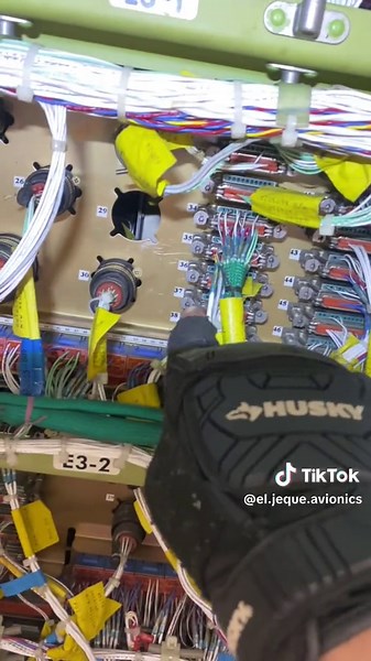 El sistema nervioso del avion, mejor conocido como EWIS (Electrical Wiring Interconection System) por sus siglas en ingles, es todo el alambrado electrico que lleva las señales de todos los sistemas a sus respectivos comoutadores, estos se encuentran en un B737 y estan ubicados en la parte delantera del cargo. #aviacioncomercial #aviones #avionics #boeing #aviacionmexico #tecnicosdeaviones #aviacioncivil #aviacionmundial #aviacion #tecnicosdeaviacion #latam #airfrance #emirates #boeing767lovers 