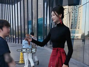 2米女生在街头揭秘男生的身高，个个只有女孩肩膀高
