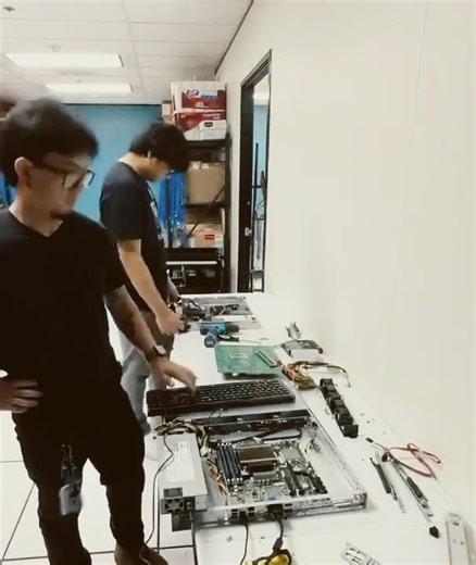 Hardware handled by experts. #BareMetal #Colocation #DataCenter