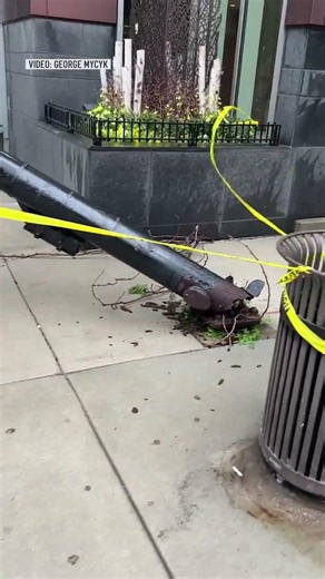 Vientos fuertes derriban poste y dañan toldo de Target en el centro de Chicago