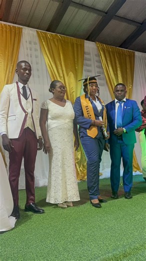 À la cérémonie de graduation de Speedtech Training Center à Jérémie, les diplômés ont pris des photos avec le parrain, la marraine et le directeur après avoir reçu leur parchemin. 🎓 | Découvrir la Grand'Anse