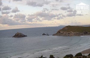 🌊 The webcam is back up and running and its a beautiful calm evening in Crantock. Where are you watching the sunset from this evening? Take a look: https://www.bowgie.com/surf | BOWGIE INN