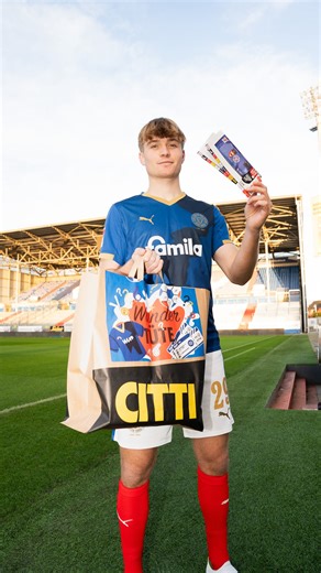 CITTI Markt der Lebensfreude on Instagram: "GEWINNSPIEL – CITTI Wundertüte Holstein Edition 🎉 Ihr habt die Chance, eine besondere CITTI Wundertüte zu gewinnen – dieses Mal ganz unter dem Motto Holstein Kiel Du bist echter Holstein-Fan? Dann ist diese Wundertüte wie für dich gemacht! Zu gewinnen gibt es: ⚽ Einen signierten Fußball mit allen Unterschriften 👕 Das aktuelle Trikot 🎟️ Zwei VIP-Tickets für ein Holstein-Kiel-Heimspiel 👉 So nimmst du teil: - Like dieses Reel - Folge @cittimarkt und @