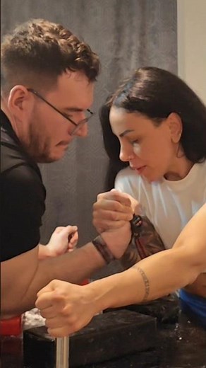 Armwrestling sparring #armwrestling#armwrestler#armsport#short#Armdrücken ‪@MUSCLEGIRLLOVE‬