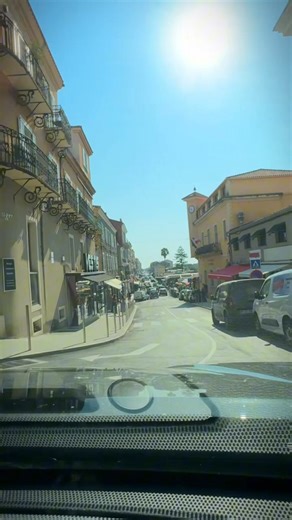 🚗 Tour de Propriano en Corse en dashcam depuis le port jusqu'à la plage de Capu Laurosu https://youtu.be/Cp0RKkvYcuo Bienvenue à Propriano ! Dans cette vidéo filmée en dashcam, je vous emmène pour une balade en voiture au cœur de cette jolie ville du sud de la Corse. Depuis le port de plaisance jusqu’aux plages du golfe du Valinco, en passant par les rues principales et la plage de Capu Laurosu, découvrez Propriano comme si vous y étiez, en temps réel. Soleil, mer, ambiance méditerranéenne : le
