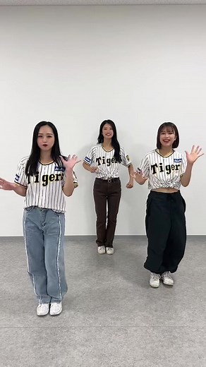 Kana.Cosmo.Nonoaの3人でDancing‼️🩷 現在、阪神タイガースは10連勝中〜🐯✨ 明日からの試合も応援よろしくお願いいたします🔥 #阪神タイガース #タイガースガールズ #ARE #踊ってみた