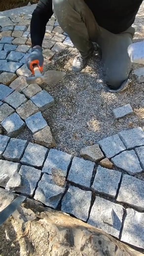 How to install patio paving! Lexiangstone your hands create your ideal outdoor space Who doesn't want a patio paving that's both beautiful and practical? With the right stone and a little hands-on work, you can easily achieve it! Lexiangstone paving stones are truly perfect for patios. Their durable texture, natural texture, and warm, non-glaring color create a luxurious atmosphere. When it comes to the construction process, every step requires meticulous hands-on work—first leveling the ground,