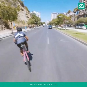 7.1K views · 107 reactions | Indignación y diversas críticas generó la peligrosa maniobra viral de un ciclista contra el tránsito en Viña del Mar. Más detalles ➡ bit.ly/4041GeW | Meganoticias | Facebook