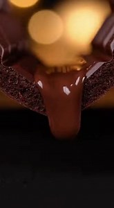 Snickers Layer Cake Quick Recipe: Snickers Layer Cake 🍫🥜 A decadent cake inspired by the candy bar—chocolate cake layered with nougat, caramel, peanuts, and peanut butter frosting. Ingredients 🍫 Chocolate Cake 2 cups (250g) all-purpose flour 2 cups (400g) granulated sugar ¾ cup (65g) unsweetened cocoa powder 2 tsp baking powder 1 ½ tsp baking soda 1 tsp salt 2 large eggs, room temperature 1 cup (240ml) whole milk, room temperature ½ cup (120ml) vegetable oil 2 tsp vanilla extract 1 cup (240ml