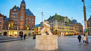 Amsterdam city center walk around Damrak and historic landmarks