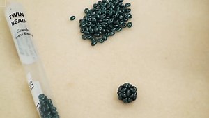 How to Make a Beaded Bead Using Twin Beads