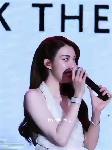 The way Orm looks at her while saying 'Tasty and Sexy'... I'm screaming! 😭 P'Ling is officially flustered. Singapore FM is wild! #lingorm2ndfminsingapore #หลิงออม #lingorm #linglingkwong #ormkornnaphat