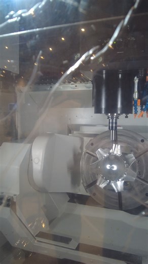 1.9K views | #28Oct_11h17 El GENOS M560V-5AX de Okuma presentado por Hemaq en Meximold 2025 ofrece capacidad de mesa Ø500mm y desplazamientos rápidos de 40/30m/min (X-Y/Z).  Sistema térmico estable y control COLLABORATIVE CM1 para máxima precisión en maquinado de 5 ejes simultáneos. ️ #fblifestyle #Okuma #5Ejes #PrecisionTermica #Meximold2025 #ManufacturaAeroespacial | Mundo De La Inyección MX | Facebook