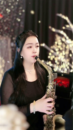 武汉音乐学院出身乐乐演绎不一样的萨克斯 #学院派音乐 #萨克斯女孩 #演奏分享 #SaxPlayer #MusicShorts