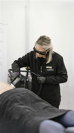 Ever wanted a front-row seat to the “how laser actually works” show? Welcome to Shaun’s back hair removal session. 👀 Our therapist explains it all: ✔ How the light targets the follicle ✔ Why the pulses feel the way they do ✔ Expected results ✔ Why consistency is key Real satisfaction watching those hairs say goodbye. ✨ Book your laser session today via the link in our bio or on the Laser Lab App. | The LaserLab