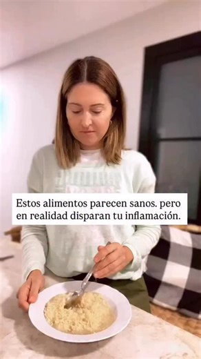 MARTA SERRANO| Health Coach |Doctora Nutricion Humana, PhD on Instagram: "Y no, no es casualidad cómo te sientes. 🚨 Los más habituales – Ultraprocesados “fit” o bajos en calorías – Harinas blancas (pan, pasta, crackers) – Azúcares refinados y edulcorantes – Aceites vegetales refinados – Cereales y barritas “saludables” 🧠 ¿Qué pasa en el cuerpo? Estos alimentos aumentan los picos de glucosa e insulina y alteran la microbiota intestinal. Con el tiempo, dañan la barrera intestinal, aumentando la