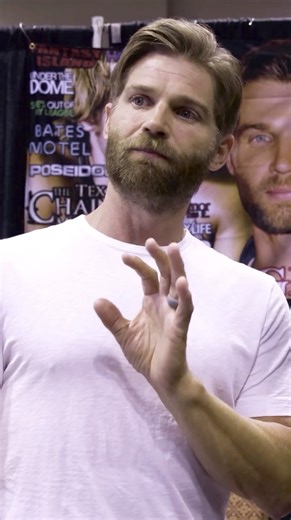 Vogelholics! Daniel from @MidnightMovieTrash met with Mike Vogel at the Houston Horror Film Festival in early August. Watch the full interview via YouTube by browsing Mike-Vogel.com! Thank you for this great interview, Daniel! All Rights Reserved to Daniel at @MidnightMovieTrash | Mike Vogel - Official Club