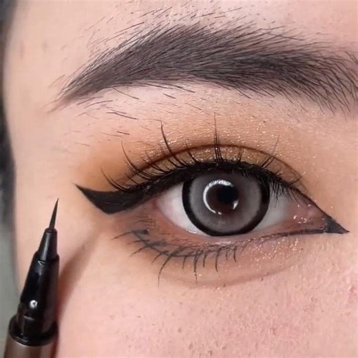 Eyeliner Tutorial for Beginners ✨ Easy Eye Makeup Tips Anyone Can Follow #shorts #beauty