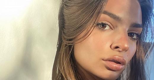 Emily Ratajkowski en string : EmRata dévoile ses courbes comme jamais dans cette robe entièrement transparente