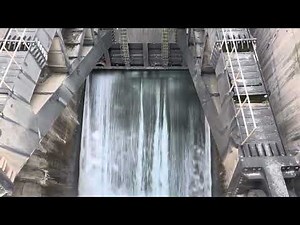 Dam hydraulic spillway gate closure