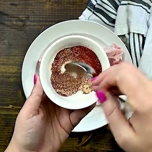 Crispy skin, juicy chicken! These baked chicken legs are so easy! RECIPE: https://thatlowcarblife.com/baked-chicken-drumsticks/ | That Low Carb Life