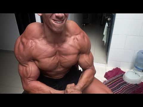 MUSCLES LIKE ROCKS !