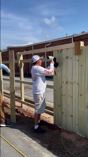 How to build a wooden fence straight! #fencing #tricks #carpenter #woodenfence
