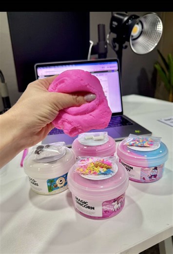 ¿Tu peque AMA el slime pero tú solo piensas en que te lo va a dejar pegado por todas partes? 😅 Tranquila, respira: no todos los slimes manchan. En Bubu Slimes tenemos texturas que no se pegan ni al pelo, ni a la ropa, ni a nada💜 #slimes #bubuslimes #slimeasmrvideo #slimesatisfatorio