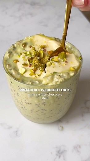 Georgina Davis on Instagram: "Pistachio overnight oats! These oats are ridiculously yum. I’m always looking for new ways to pimp up my oats.. and this IS IT! They are made with homemade pistachio butter and topped with a white chocolate shell. Full recipe below 💌 Ingredients [serves 2] 100g oats 2 tbsp chia seeds 2 tbsp honey/ maple (depending on sweetness) 4 tsp pistachio butter (to make this, blend pistachios until a nut butter forms) 250ml almond milk 1/2 tsp matcha 50g white chocolat