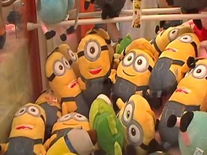 MINION STUCK ON THE CLAW; CLAW MACHINE WIN; TAIWAN CLAW MACHINE