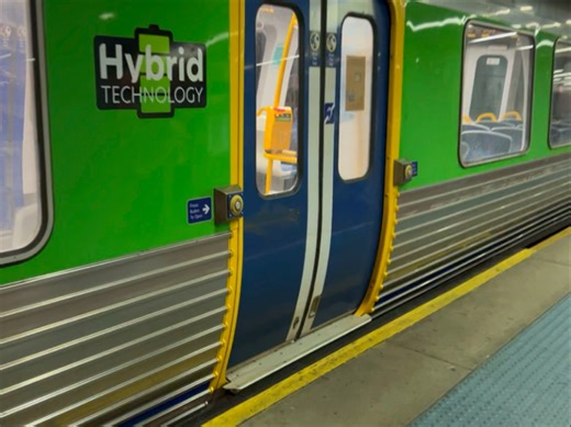 Adelaide Metro 3000/3100系内燃动车组内藏门开门演示