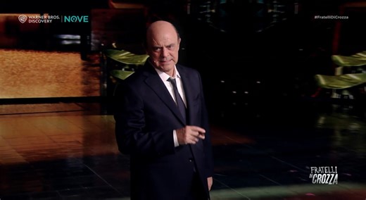 Crozza imita Bersani: la riflessione ironica sul centrosinistra diviso a “Fratelli di Crozza”