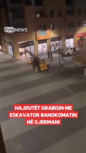 Këto pamje janë regjistruar në orët e para të mëngjesit të së dielës në Milton Keynes të Anglisë, ku një grup hajdutësh të maskuar kanë arritur të grabisin një bankomat duke përdorur një eskavator. Në videon e filmuar nga banorët e habitur, shihet momenti kur eskavatori shemb fasadën e një supermarketi, nxjerr bankomatin nga muri dhe e tërheq jashtë, duke shkaktuar dëme të mëdha në ndërtesë. Më pas autorët të veshur me kapuçë, ngarkojnë bankomatin në rimorkion e një kamioni dhe largohen me shpej