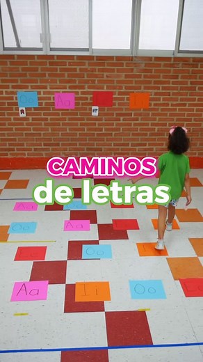 📚 Caminos de letras: una actividad multisensorial para aprender jugando 🌟 En esta dinámica, cada niño elige una tarjeta con una palabra y recorre el “camino” que empieza con su letra inicial. Al final, coloca su palabra en la pared correspondiente 🧠✨ Con este ejercicio reforzamos: 🔤 Conciencia fonológica 👀 Discriminación visual 🤸‍♂ Coordinación y movimiento 🎯 Atención y toma de decisiones | Mini Miney Moe