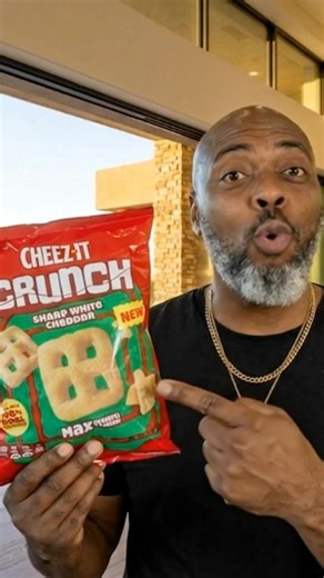 Sharp white cheddar Cheez-It crunch