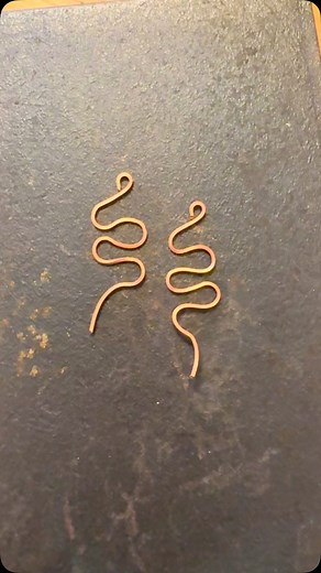 revered for their perceived mystical properties. Snake emblems, imagery, or totems were often worn as protective talismans and symbols of good fortune 🐍 In ancient Rome, the snake was associated with Asclepius, the god of healing, and was believed to bring luck and health. Snake-shaped rings and amulets were common in Victorian-era jewelry, representing eternal love and good fortune. Snakes also represent renewal, transformation and wisdom 🖤 Earrings are antiqued copper, in lepidolite, blue go