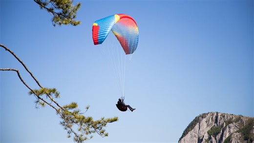 Il rate son atterrissage et s’écrase violemment sur un blockhaus : un jeune de 23 ans gravement blessé lors d’un accident de parapente