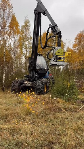 Rottne H14. Detta förstår ni är en riktig skogshjälte som är redo att ta nya tag 🌲💪 Den här skördaren ger ett fantastiskt helhetsintryck med sin styrka, pålitlighet och nyservade skick. Nyligen genomgången av Rottne med bytta oljor, nya slangar och helt nya piggkedjor fram. Det här är bara att starta upp och köra ut i skogen med direkt. Specifikationer: Årsmodell: 2007 (uttagen 2008) Drifttimmar: 16 370 h Motoreffekt: 168 kW / 228 hk Vikt: 18 900 kg Drivmedel: Diesel Utrustning: Bracke C16c ag