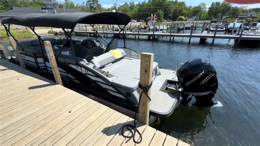 Bennington R25 Pontoon Tour: Size and Luxury Details