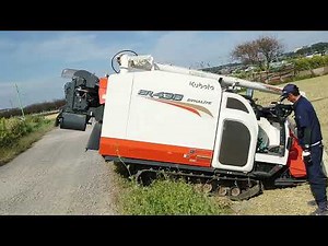 令和４年Kubota クボタ ER438 コンバイン普通にバックで圃場から出る。 勾配きついのでバッグで！新規就農、安全管理 事故防止 都市農業 アルミブリッジ 秋っぽい音です。#farming