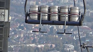 Lanovka svezla na Ještěd sudy piva, zkouška prověří brzdy - iDNES.tv