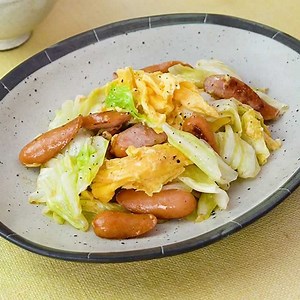 さっと炒めて♪ ウインナーとキャベツの卵マヨ炒めのレシピ動画・作り方 | デリッシュキッチン