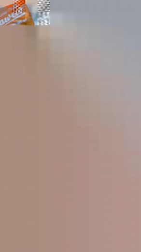 The Kaweco Collection Apricot Pearl – a fountain pen that awakens the creative mind. The pen’s warm colour is perfectly complemented by the use of gold-plated elements, conveying a calm and positive atmosphere. In addition to its calming effect, the high-quality translucent plastic pen releases creative power and inspires new ideas, especially with its colour-changing properties. Depending on the incidence of light, the subtle orange shimmers in a pearly green and thus ideally reflects the fresh