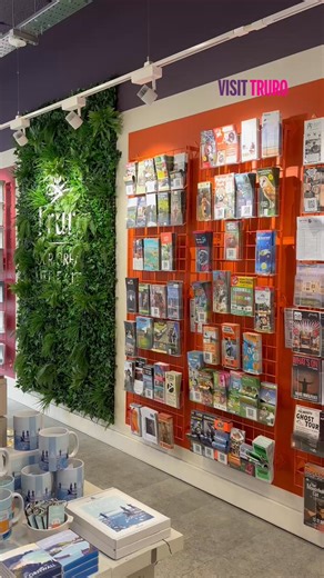 𝐖𝐡𝐚𝐭 𝐝𝐨 𝐲𝐨𝐮 𝐛𝐮𝐲 𝐟𝐨𝐫 𝐭𝐡𝐚𝐭 𝐝𝐢𝐟𝐟𝐢𝐜𝐮𝐥𝐭 𝐩𝐞𝐫𝐬𝐨𝐧 𝐭𝐡𝐢𝐬 𝐂𝐡𝐫𝐢𝐬𝐭𝐦𝐚𝐬? 🎁 Looking for gift inspiration? We’ve got some ideas… and so does Lionel! Check out our latest reel featuring Truro’s very own Town Crier for some Cornish gift inspiration (*note: Lionel is sadly not for sale) 🔔 📍Pop into the Visitor Information Centre, Boscawen Street (Mon - Sat, 9.15 - 16.30) 🎄Or find our Christmas cabin at Truro Christmas Market from 21st November - 2nd December! #WeLo