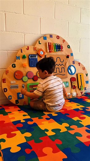 Afeto Lúdico | Painéis sensoriais e brinquedos educativos on Instagram: "O Painel Nuvem Gigante 120x83cm nasce do nosso cuidado com cada detalhe: madeira selecionada, acabamento minucioso e atividades que convidam a criança a explorar no seu próprio ritmo. Na Afeto Lúdico, cada peça é pensada para estimular, acolher e durar. Design autoral, propósito pedagógico e afeto em forma de madeira. Porque brincar também é sentir, descobrir e criar vínculos. #painelsensorial #afetoludico #busyboard #autis