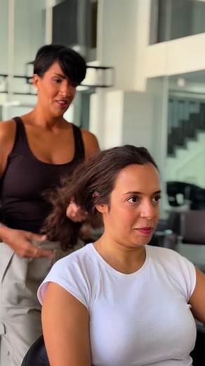 Une cliente est venue au salon, avec une envie claire : tout couper pour révéler un carré court, élégant et volumineux. Une coupe moderne, pleine de caractère, qui sublime aussi bien ses cheveux lisses que ses boucles naturelles 🤍 #haircut #niyabeautymaroc #hairtransformation #hairstylist #transformationcheveux #hairgoals #hairinspiration #shorthair #curlyhair #beforeafter #volume #beauty #wow #beautiful #bobhaircut #bobhair | Naima Hadji