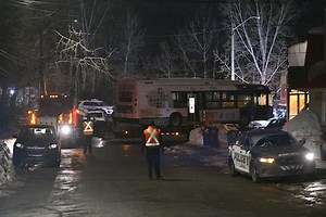 Tragédie à Laval: l'autobus endommagé retiré de la scène de crime