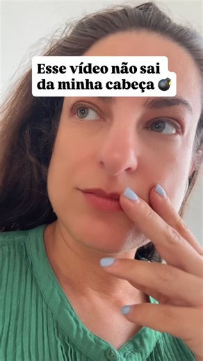 Josie Vidal | Mentora de Reprogramação on Instagram: "Não é sobre funk. Não é sobre música clássica. É sobre o que você consome repetidamente sem perceber. Existe muita desinformação circulando sobre “frequências que emburrecem”. O cérebro não funciona assim de forma direta. ⚠️ Mas existe algo real e comprovado: aquilo que você escuta com frequência treina sua atenção, suas emoções e seus padrões mentais. • Letras simples treinam respostas simples • Repetição constante molda foco e linguagem int